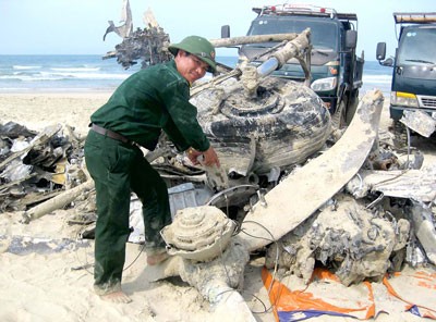 Many parts of the aircraft are removed from Lang Co Beach in Thua Thien-Hue Province on April 26 (Photo: SGGP)
